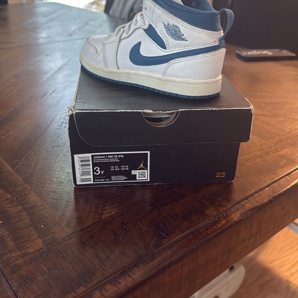 Nike White and Blue Sneakers Classic Mid-Top Design